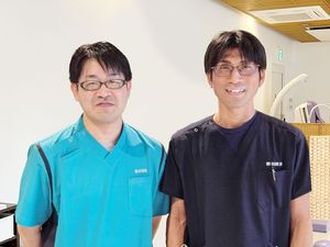 スタッフ2人の室内  