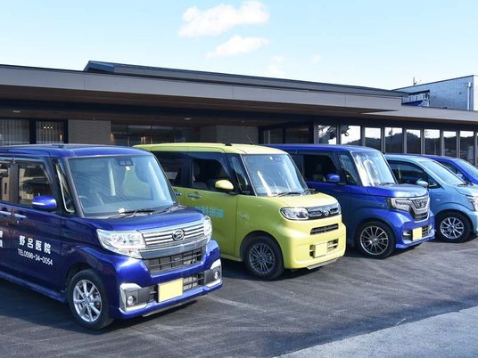 送迎車が並ぶ外観  