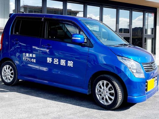 送迎車と建物外観  