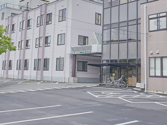 建物正面の外観  
