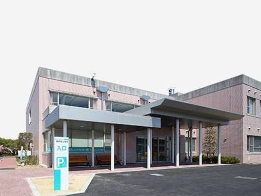 施設の正面外観  