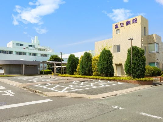 施設外観と駐車場  