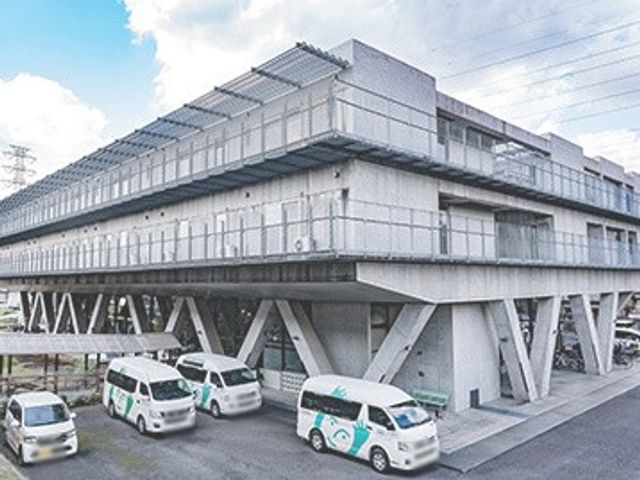 建物外観 外観 モダンな外観の建物で、快適な働く環境が整っています。広々とした駐車スペースも完備されています。
