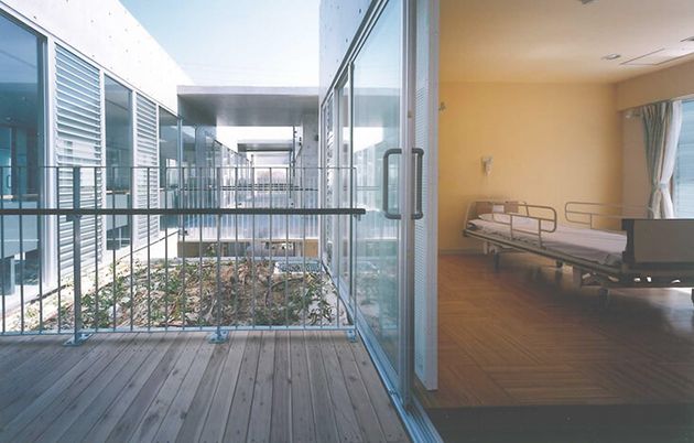 ベッドと小庭が見える居室