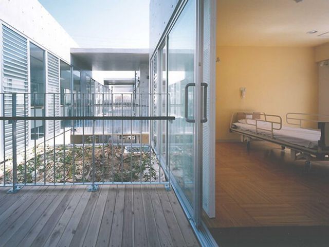 ベッドと小庭が見える居室 居室 自然光が差し込む開放的な空間が魅力の居室です。小庭を眺めながらリラックスできます。