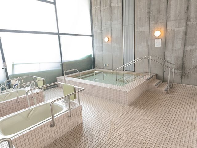 広々とした浴室 浴室 大きな窓から自然光が入り込む明るい浴室です。手すりがあり、安心して利用できます。