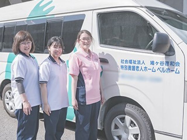 送迎サービス担当スタッフ スタッフイメージ 送迎サービスのスタッフが笑顔で立つ姿は、チームワークの良さが伝わります。利用者とのコミュニケーションも円滑です。