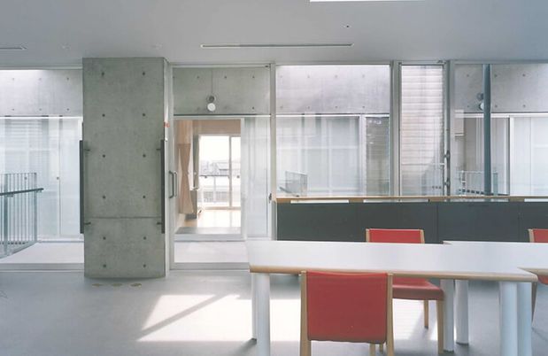 明るいラウンジ