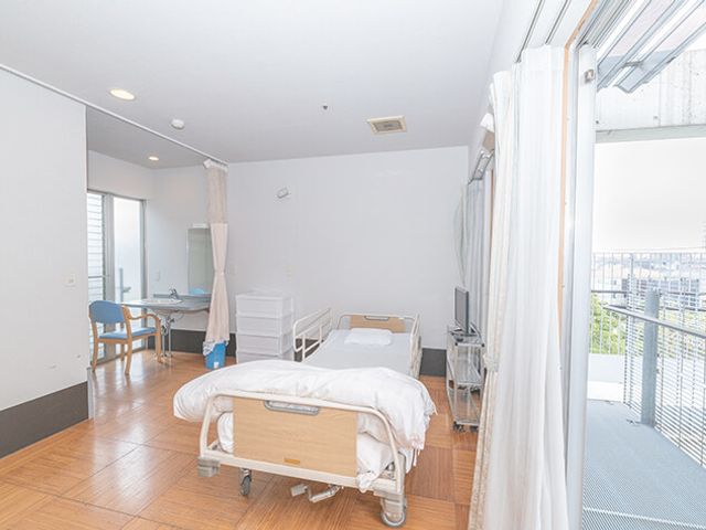 明るい居室 居室 自然光たっぷりの明るい居室で、快適にお過ごしいただけます。テラスに面した開放的な空間です。