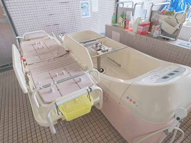 機械浴付き浴槽 浴室 機械浴に対応した浴槽です。介助が必要な方も安心してご利用いただけます。