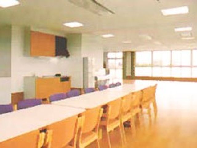明るい食堂 食堂   大きな窓から自然光が入る、開放感のある食堂です。長いテーブルと椅子が並び、落ち着いて過ごしやすい雰囲気です。