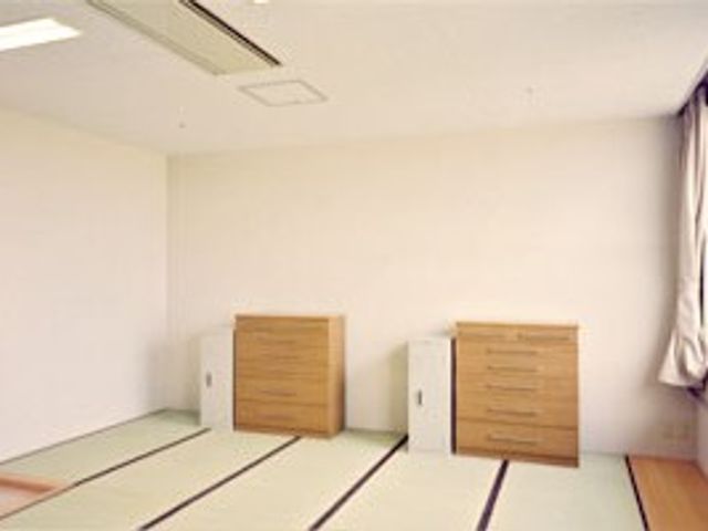 和室の居室 居室   畳敷きの落ち着いた居室です。収納家具があり、シンプルですっきりした空間になっています。