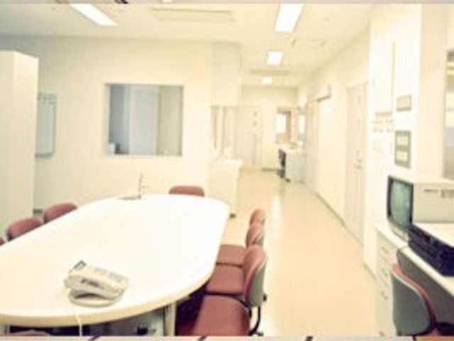 明るい食堂 食堂   自然光が入り、広めのテーブルと椅子が並ぶ明るい食堂です。会話や食事の時間を落ち着いて過ごせそうな空間です。
