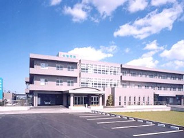 明るい外観の施設入口 外観   青空の下に、広い駐車スペースと整った外観が見えます。建物前には車寄せがあり、出入りしやすそうです。