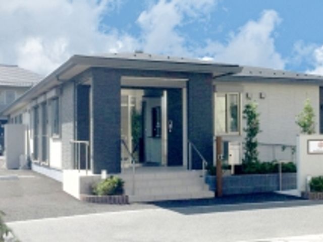 外観の様子 外観 シンプルで現代的なデザインの建物です。明るい印象の入り口が特徴的です。