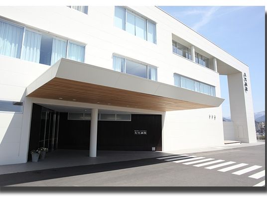 白い建物の外観  