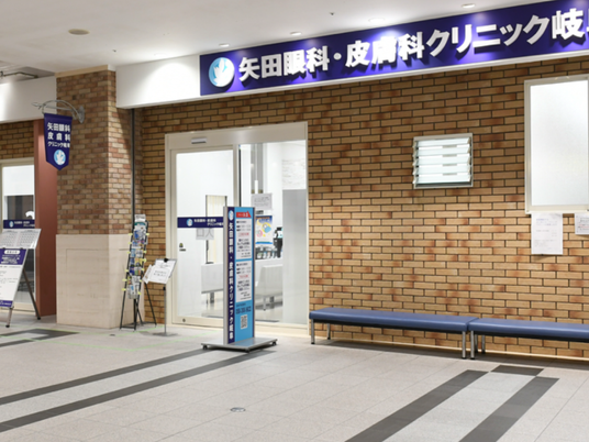 病院の外来入口  