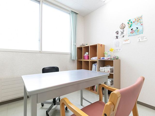 明るい多目的室 多目的室   大きな窓から自然光が入る、明るくすっきりした多目的室です。作業や面談など、落ち着いて使いやすい空間です。