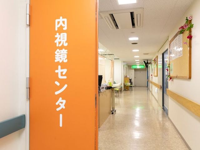 内視鏡センターの廊下 廊下   明るく清潔感のある廊下で、奥まで見通しがよく動きやすい印象です。案内表示や手すりがあり、落ち着いて移動しやすそうです。