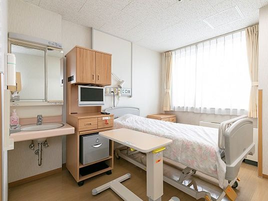 明るい居室の個室  