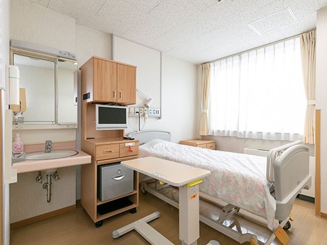 明るい居室の個室 居室   自然光が差し込む明るい個室です。ベッドや洗面台、収納がまとまり、日常の支度がしやすい環境です。