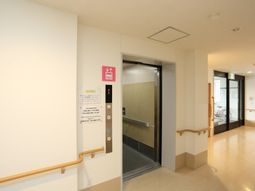 廊下に面したエレベーター