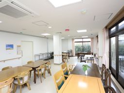 明るい食堂の様子