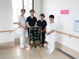 スタッフと掲示物の廊下