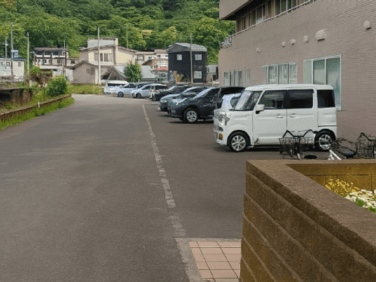 施設前の駐車場外観  
