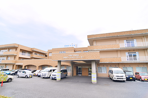 医療法人財団明理会 介護老人保健施設 草加ロイヤル ケアセンターの外観