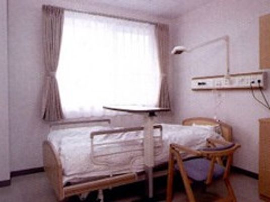 明るい居室のベッド  