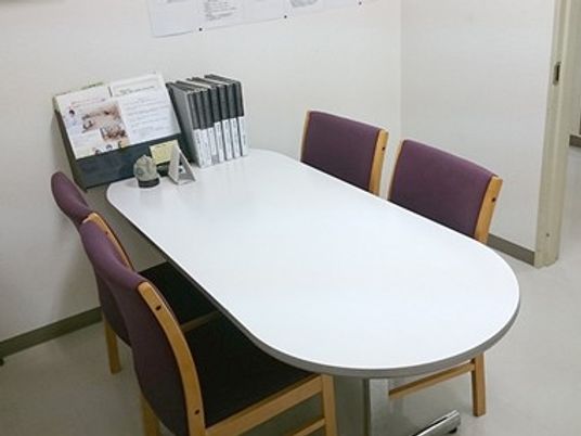 打ち合わせ用のテーブルと椅子がある部屋