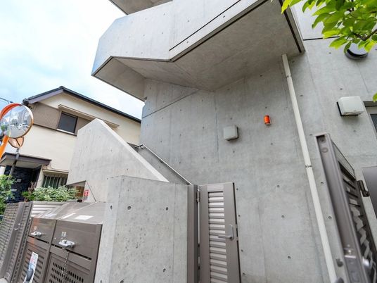 コンクリート外観の建物