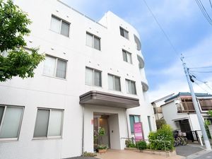 白い建物の外観  