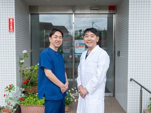 スタッフが並ぶ玄関前  