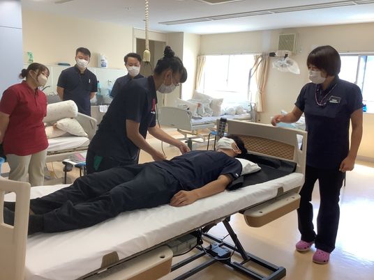 ベッド周りで介助研修の機能訓練室  