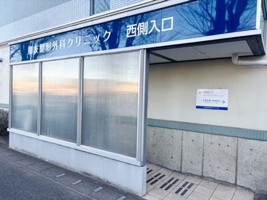 西側入口  