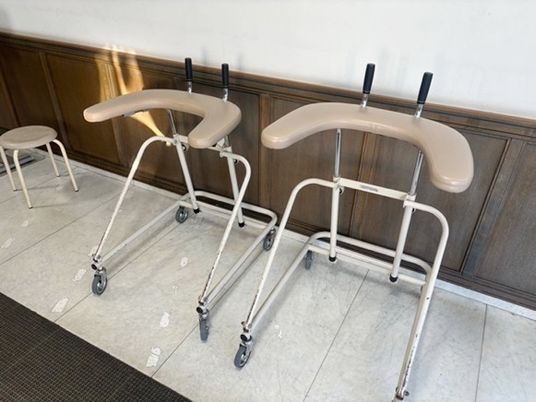 歩行補助器が並ぶ廊下  
