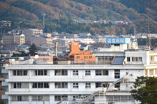 遠景の建物外観