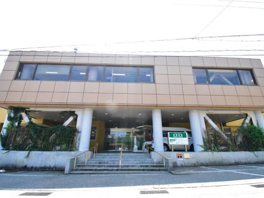 施設の正面外観  