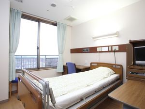 明るい居室のベッド  