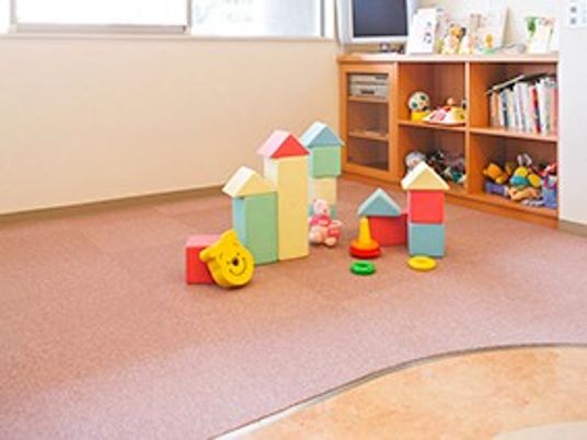おもちゃが並ぶ多目的室  