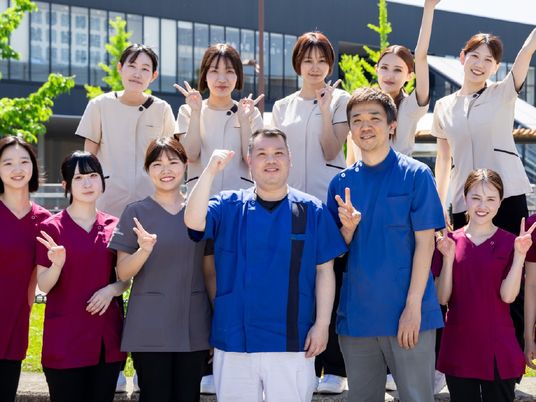 笑顔の介護スタッフ集合  