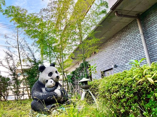 パンダ像のある庭  