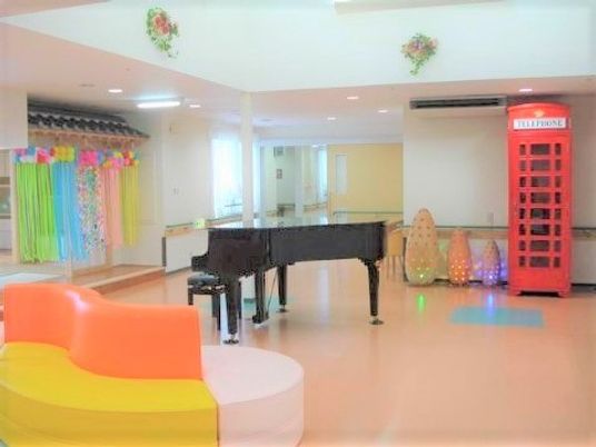 明るい共有リビング空間