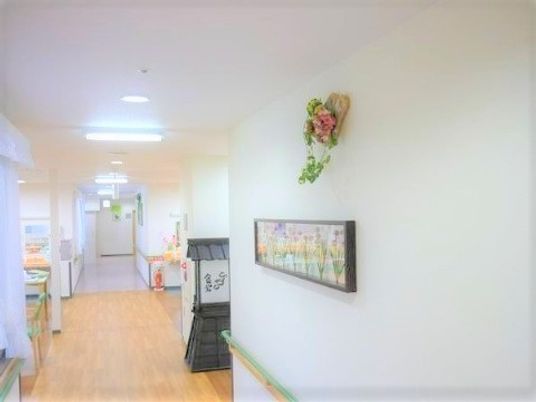 明るい廊下の壁飾り