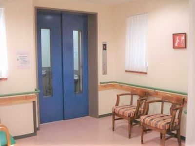 清潔なエレベーター前