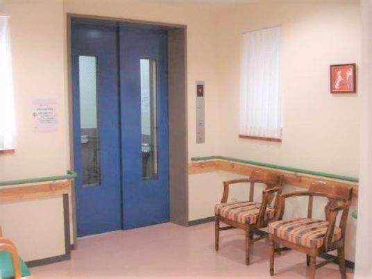 清潔なエレベーター前