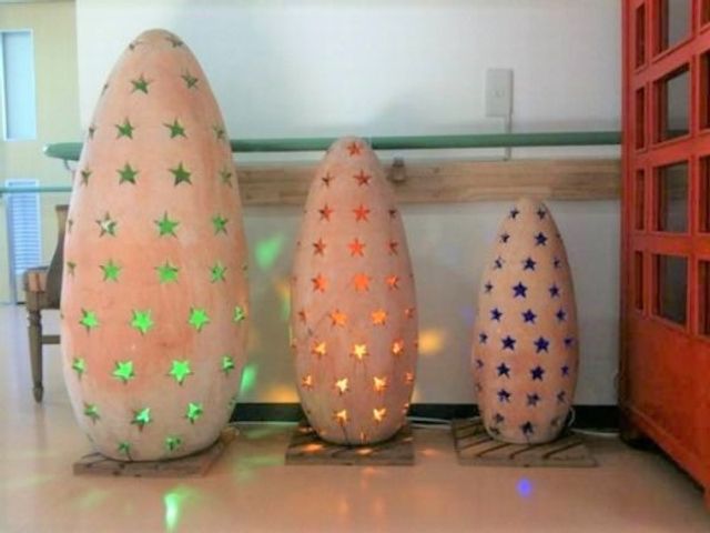 大小さまざまな照明装飾