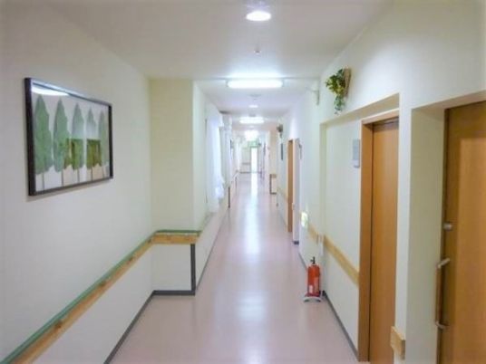 清潔で広い廊下